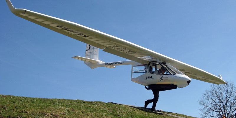 Lightest sailplane in the World (61 kg | 134 lbs). Discover new horizons!
