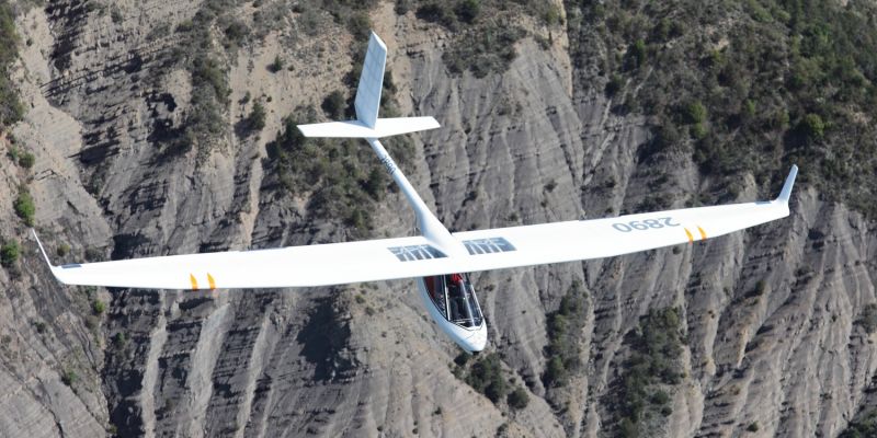 How to get airborne? You can do that how and where you like: Foot or bungee launch from a slope, winch or Electro-drive start from level ground, air tow (max. 100 km/h | 62 mph) or car tow.